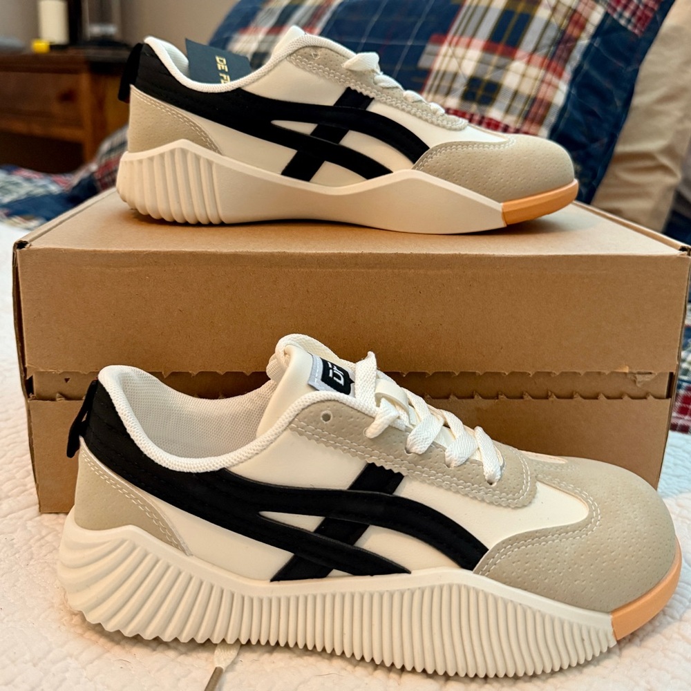 De Florence creamy white and black Sneakers with Tan Accents